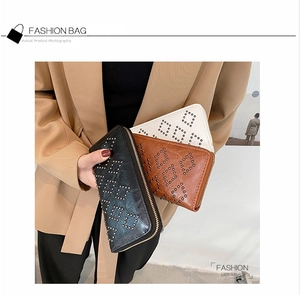 Detailansicht von drei Langbörsen mit Nieten in Schwarz, Caramel und Weiß mit Goldzipper
