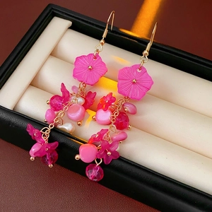 Boucles d'oreilles fleurs roses avec pampilles perles et cristaux dans leur boîte