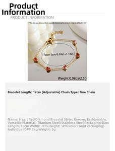 Dettaglio del bracciale in acciaio al titanio dorato con cinque zirconi rossi a cuore