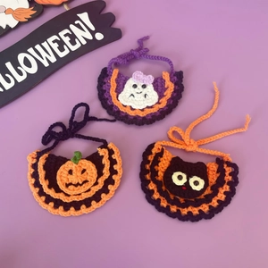 Detail van gehaakte Halloween-huisdiersjaals met pompoen-, spook- en zwarte kat-ontwerpen