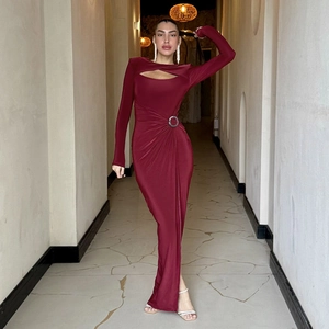 Detalle del vestido rojo vino con abertura en el pecho y anillo metálico con fruncido