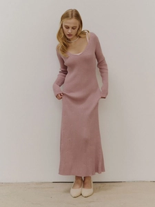 Detailed view of the ribbed texture and V-neckline of this pink knitted long sleeve dress