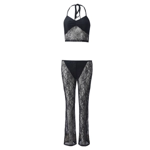 Détail de la dentelle florale noire transparente sur le haut et le pantalon évasé