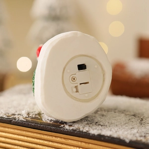 Dettaglio della base della casetta di Natale con interruttore e vano batteria integrato