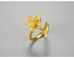 Detail view of iris flower ring in golden S925 silver with hallmark and open band