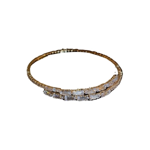 Bracelet jonc double couche doré orné de cristaux de zircone cubique scintillants de taille baguette