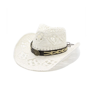 Cappello da cowboy in paglia bianca con cinturino in pelle marrone e stemma testa di toro