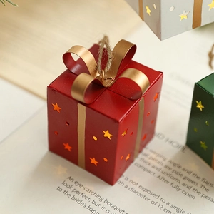 Boîte cadeau étoile lumineuse en fer rouge avec ruban doré pour décoration de Noël