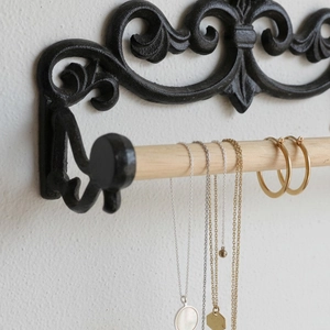 Vintage Wand-Schmuckhalter aus Gusseisen und Holz für Halsketten und Ohrringe
