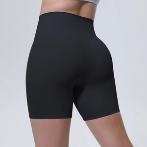 Détail du short de yoga noir taille haute montrant l'effet galbant sur les fesses du modèle