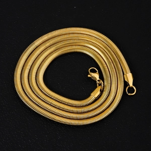 Vue macro d'un collier chaîne serpent en acier plaqué or 18 carats avec fermoir mousqueton