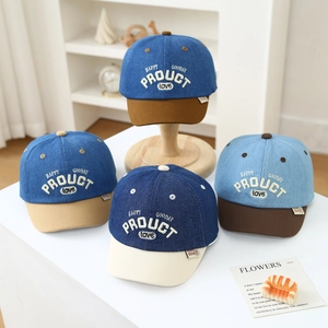 Cappellino neonato in denim con lettere ricamate e visiera a contrasto 5-18 mesi