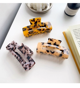 Three-piece large acetate hair claws with leopard and tortoiseshell patterns for women