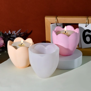 Detalle del molde de silicona de tulipa de 6 pétalos con portavelas de resina acabado