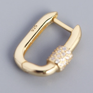 Detailed close-up of a 925 sterling silver gold-plated oval link earring with pavé zircon
