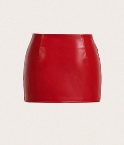 Vue détaillée de la mini-jupe en similicuir rouge avec taille haute et coutures soignées