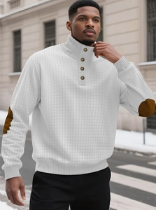 Detail van witte wafelgebreide sweater met bruine elleboogstukken en knoopsluiting