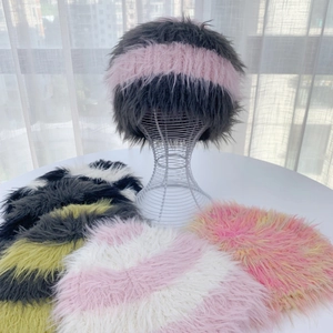 Detalle de gorros de punto de piel sintética suave con rayas coloridas para el invierno