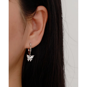 Detailansicht der kleinen S925 Silber Schmetterling Ohrringe mit funkelnden Zirkonia Kristallen