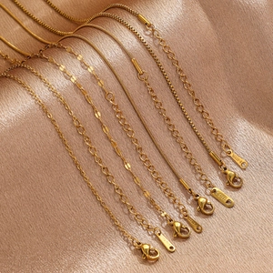 Halsketten-Kollektion aus goldenem Titanstahl mit Schlangen- und Boxketten-Stilen