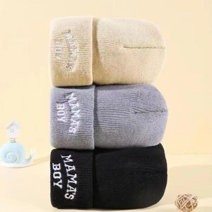 Set di tre berretti in maglia a costine ricamati MAMAS BOY nei colori beige, grigio e nero