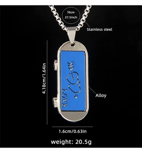 Détails du collier pendentif skateboard avec gravure Love et dimensions précises