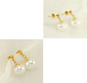 Détail de boucles d'oreilles vintage en acier doré avec perles blanches élégantes