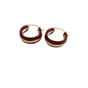 Créoles vintage rouge foncé avec motifs floraux dorés et fermeture à loquet