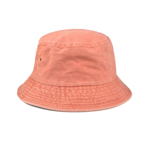 Dettaglio ravvicinato del cappello pescatore in cotone lavato rosa corallo con occhiello
