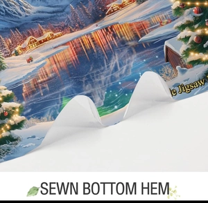 Detailansicht des langlebig vernähten Saums an diesem Weihnachts-Duschvorhang