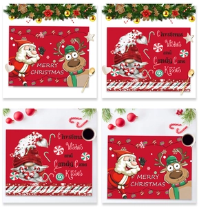 Detail von roten Weihnachts-Platzsets mit Weihnachtsmann und Wichtel auf festlichem Tisch