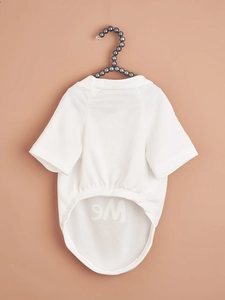 Detail of breathable white mesh pet T-shirt with premium pearl hanger and elastic hem