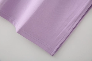 Detaillierte Makroaufnahme von lavendelfarbenem Strickkleid mit sauberem Saum und Textur