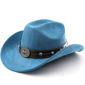 Détail d'un chapeau de cowboy en daim bleu avec bandeau en cuir et badge étoile