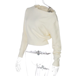 Gros plan d'un crop top en maille blanc crème avec texture côtelée et coupe ajustée