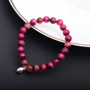 Set bracciali in occhio di tigre rosa con magnete a cuore e ciondolo argento su nero