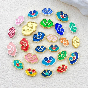 Détail macro de perles en émail cloisonné coloré en forme de nuage pour bijoux DIY