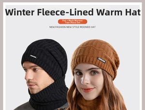 Detail von Winter-Strickmütze und Loopschal-Set mit warmem Fleece-Innenfutter