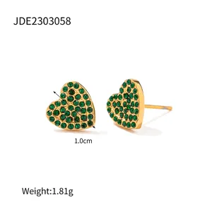 Macro di orecchini a cuore in oro 18K con scintillanti cristalli di zircone verde