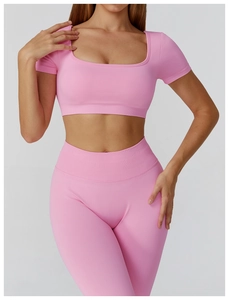 Nahaufnahme von nahtlosem rosa Yoga-Set mit geripptem Bund und quadratischem Ausschnitt