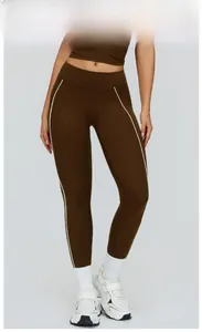 Dettaglio dei leggings da yoga a vita alta color cioccolato con strisce bianche