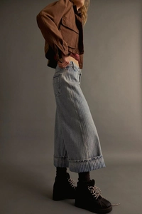 Detail von Vintage-Jeans mit weitem Bein, blauen Streifen und umgeschlagenem Saum