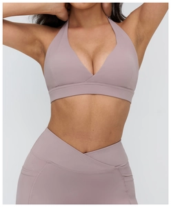 Dettaglio completo di set yoga con reggiseno sportivo a V e leggings con tasche laterali