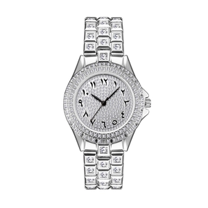 Montre luxueuse argentée sertie de cristaux avec index en chiffres indo-arabes sur le cadran