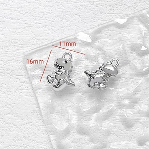 Makroaufnahme der silbernen Dino-Metallanhänger mit Maßen 11x16mm für DIY-Schmuckherstellung