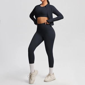 Detailansicht des schwarzen Yoga-Sets mit Reißverschlussjacke und Leggings mit Seitentasche