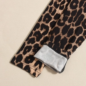 Détail du crop top à motif léopard avec doublure en polaire grise et coutures propres