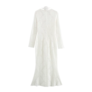 Elegantes weißes langärmliges Strickmaxikleid mit Blumenmuster und Fischschwanzsaum