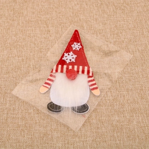 Dettaglio portaposate gnomo di Natale rosso e bianco con barba di peluche e cappello a fiocco