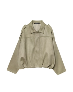 Detalle de chaqueta de ante verde salvia con charreteras de hombro y textura mate